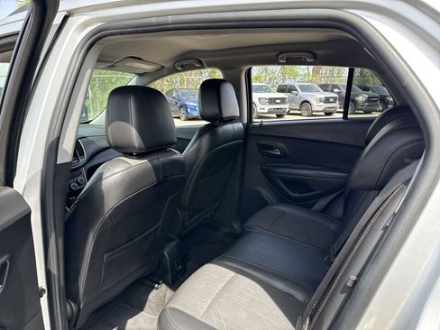 Used 2020 Chevrolet Trax LT w/ LT Convenience Package FWD image 23