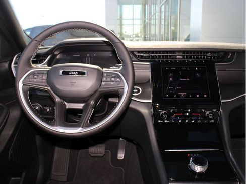 New 2025 Jeep Grand Cherokee Altitude image 12