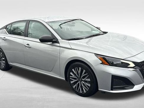 Used 2025 Nissan Altima 2.5 SV FWD image 29
