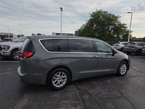Used 2023 Chrysler Pacifica Touring-L FWD image 28