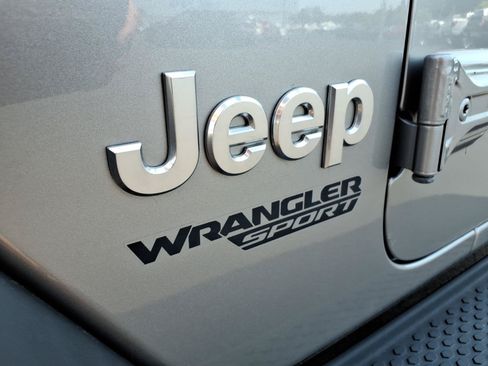 Used 2019 Jeep Wrangler Sport AWD/4WD image 2