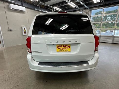 Used 2020 Dodge Grand Caravan SE FWD image 4