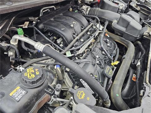 Used 2018 Ford Explorer XLT w/ Equipment Group 202A FWD image 17
