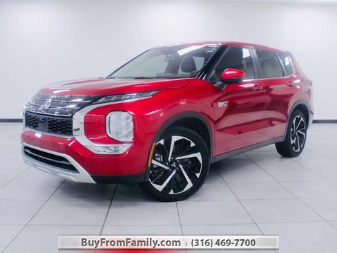 Used 2023 Mitsubishi Outlander SE image 1