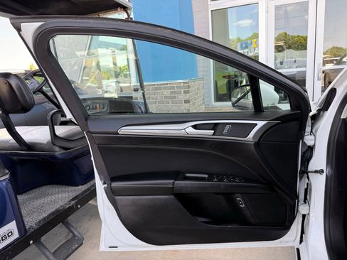 Used 2019 Ford Fusion SE FWD image 11