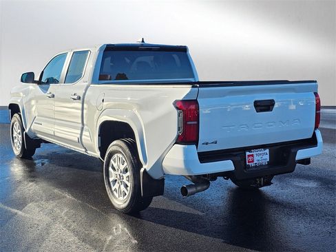 Used 2025 Toyota Tacoma SR5 image 3