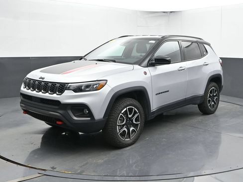 Used 2025 Jeep Compass Trailhawk AWD/4WD image 8