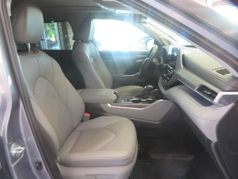 Used 2021 Toyota Highlander Platinum FWD image 32