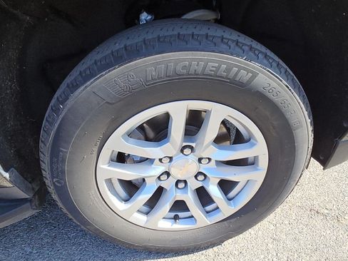 Used 2024 Chevrolet Suburban LT RWD image 24
