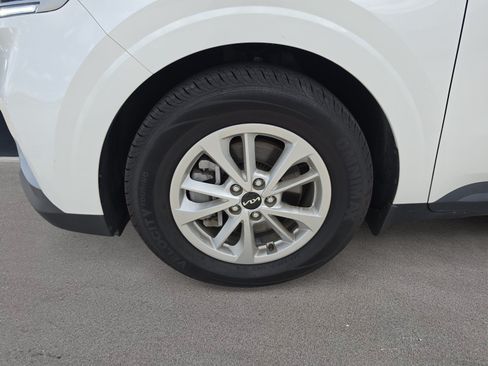 Used 2024 Kia Carnival LX FWD image 24