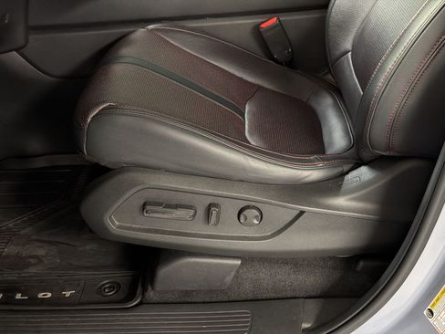Certified 2025 Honda Pilot Black Edition image 15