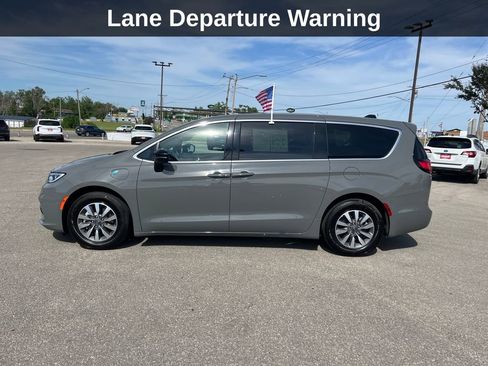Used 2025 Chrysler Pacifica Select FWD image 2