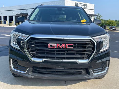 Used 2022 GMC Terrain SLE w/ Driver Convenience Package FWD image 2
