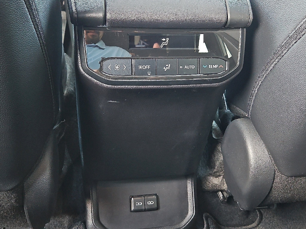 Used 2024 Toyota Highlander XSE FWD image 21