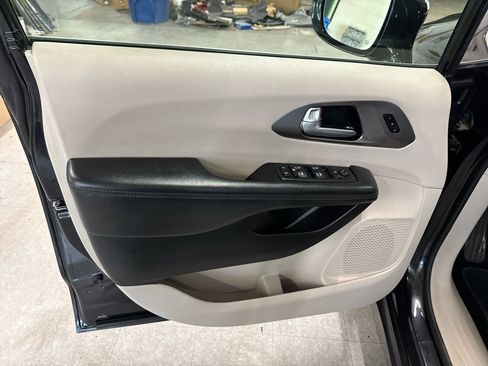 Used 2018 Chrysler Pacifica Limited image 33