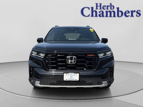 Used 2025 Honda Pilot TrailSport image 2