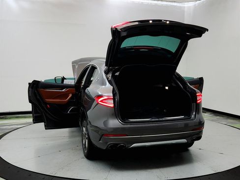 Used 2018 Maserati Levante GranLusso AWD/4WD image 12