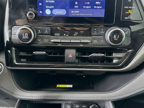 Used 2024 Toyota Highlander XLE FWD image 20