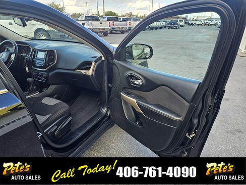 Used 2018 Jeep Cherokee Latitude w/ Safety Group image 13