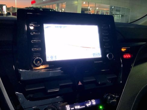 Used 2022 Toyota Camry SE w/ Cold Weather Package image 28