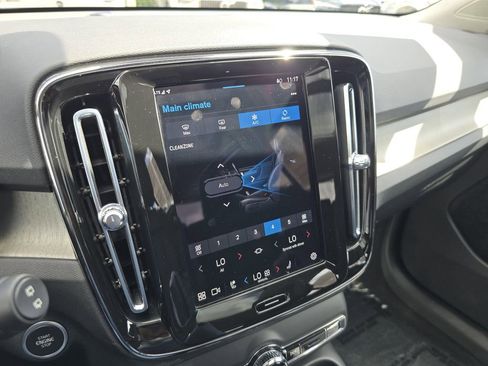 Certified 2023 Volvo XC40 B5 Plus w/ Protection Package Premier image 26