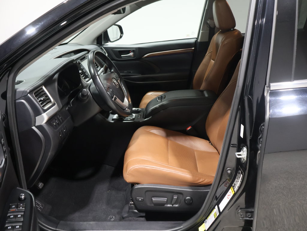 Used 2017 Toyota Highlander Limited AWD/4WD image 10
