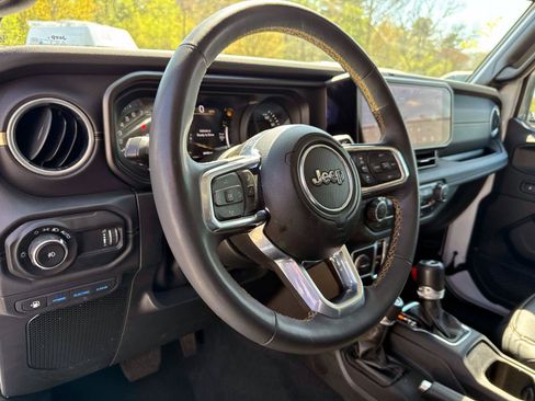 Used 2024 Jeep Wrangler Unlimited Sahara AWD/4WD image 9