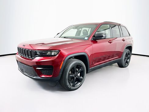 Used 2023 Jeep Grand Cherokee Altitude image 3