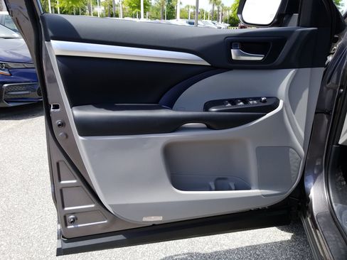 Used 2019 Toyota Highlander XLE FWD image 13