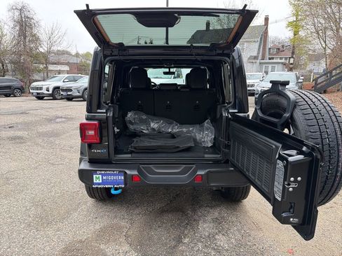 Used 2023 Jeep Wrangler Unlimited Sahara w/ Cold Weather Group image 5