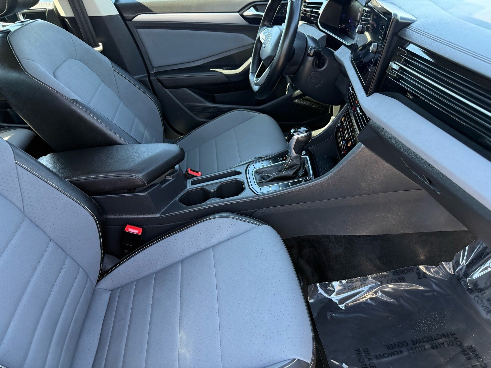 Used 2025 Volkswagen Jetta SE FWD image 31