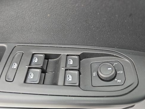 Certified 2022 Volkswagen Taos SE image 27