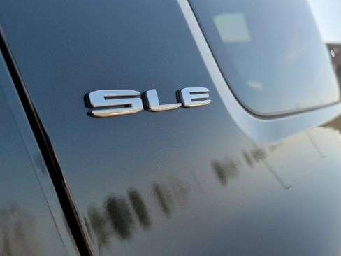 Used 2023 GMC Acadia SLE image 16