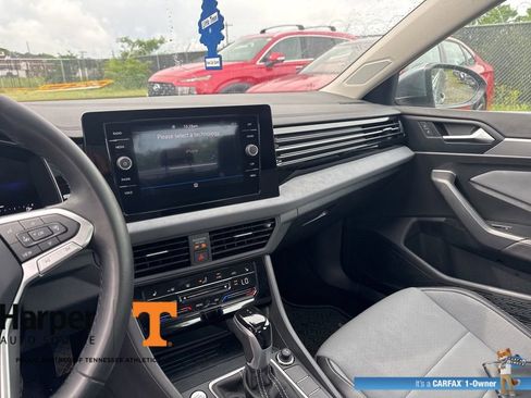Used 2025 Volkswagen Jetta SE w/ Sunroof Package FWD image 16