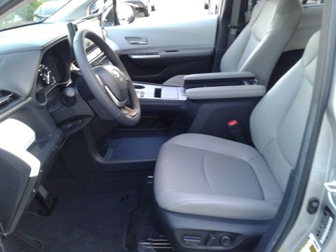 Used 2025 Toyota Sienna XLE image 16