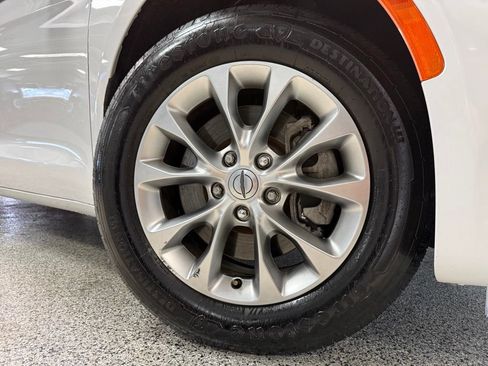 Used 2024 Chrysler Pacifica Touring-L AWD/4WD image 8
