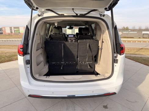 Used 2022 Chrysler Pacifica Touring-L image 32