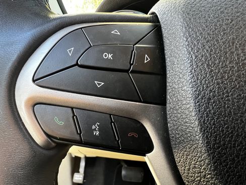 Used 2018 Jeep Grand Cherokee Limited image 19