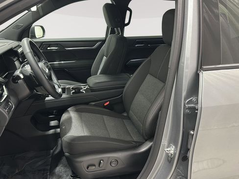 Used 2025 GMC Acadia Elevation image 17