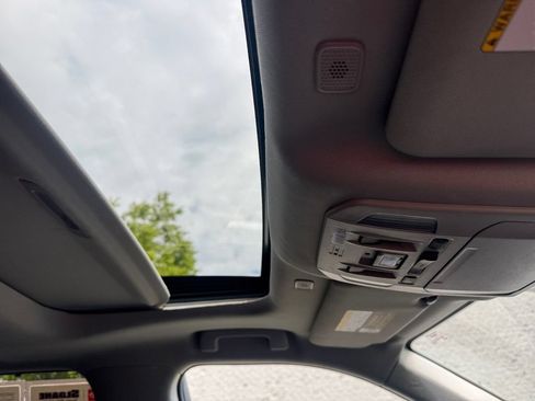 Used 2023 Toyota Highlander XLE AWD/4WD image 22