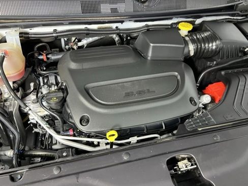 Used 2024 Chrysler Pacifica Touring-L image 34