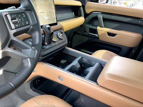Used 2025 Land Rover Defender 130 X-Dynamic SE image 18