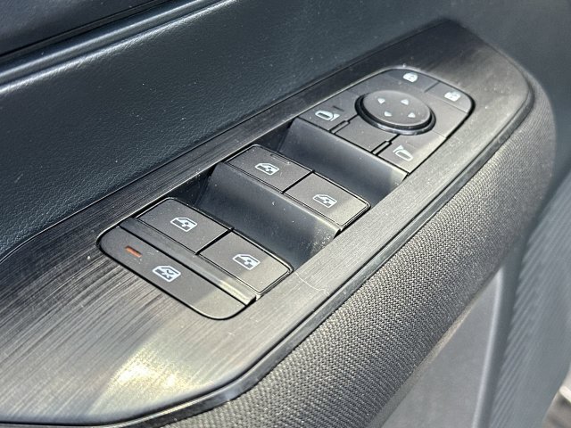 Used 2025 Nissan Kicks S w/ Charging Package FWD image 21