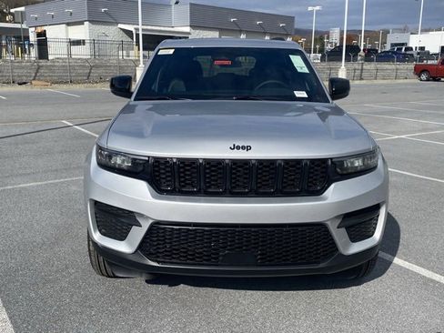 New 2025 Jeep Grand Cherokee Altitude image 10