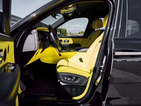 Used 2022 Rolls-Royce Cullinan Black Badge w/ Dark Exterior Package image 35