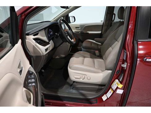 Used 2015 Toyota Sienna XLE w/ XLE Navigation Package FWD image 13