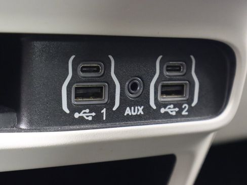 Used 2022 Chrysler Voyager LX image 22