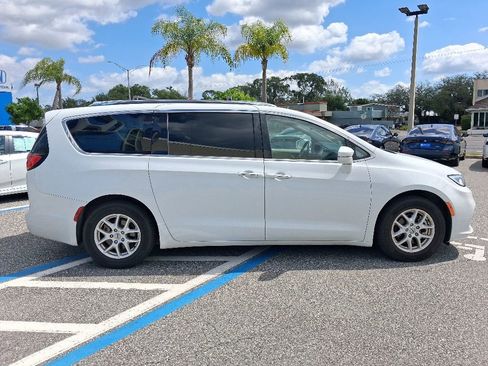 Used 2021 Chrysler Pacifica Touring-L FWD image 4