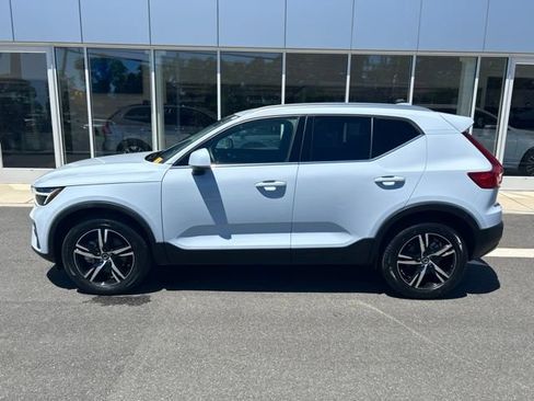 Used 2025 Volvo XC40 B5 Core AWD/4WD image 2
