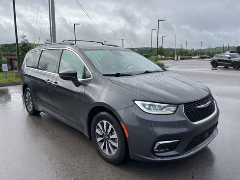 Used 2022 Chrysler Pacifica Touring-L w/ Uconnect Theater Family Group FWD image 2
